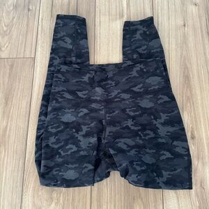 Fabletics Black and Gray Camouflage Leggings women's medium size workout legging